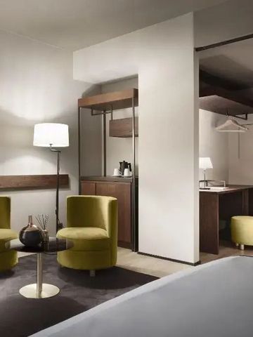 Sitzecke im Hotelzimmer mit zwei Sesseln und Tisch