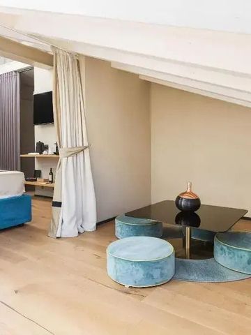 Modernes Loft mit offener Raumaufteilung und Sitzbereich