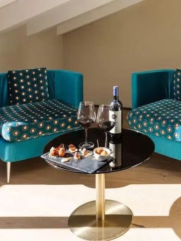 Gemütliche Sitzecke mit Wein und Snacks bei Tageslicht