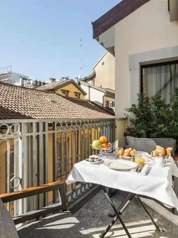 Balkon mit Tisch und Frühstücksgedeck im Freien