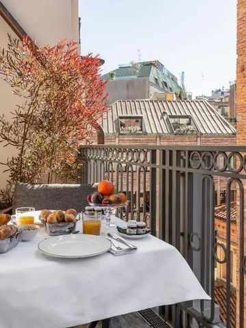 Balkon mit Tisch und Stadtansicht im Hintergrund