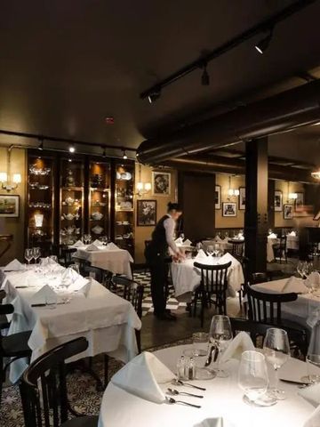 Restaurant mit gedeckten Tischen und stilvollen Dekorationen