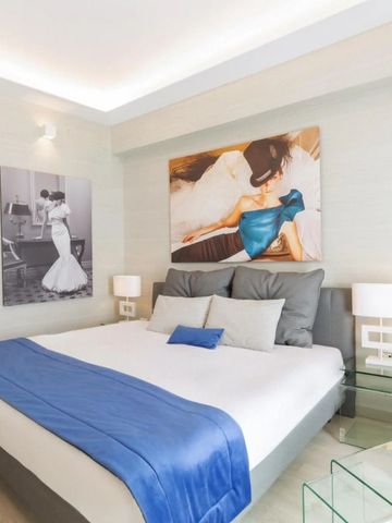 Luxuriöses Zimmer mit moderner Kunst und eleganten Möbeln