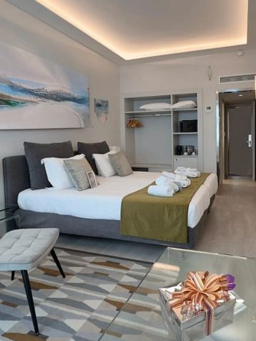Modernes Hotelzimmer mit stilvollem Doppelbett und sanfter Beleuchtung