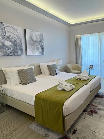 Helles Zimmer mit zwei Einzelbetten und Kunstwerken an der Wand