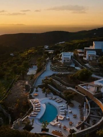 Luftaufnahme des Hotels Stamna Sifnos mit Pool und Meerblick bei Sonnenuntergang