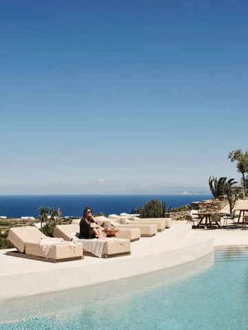 Sonnenliegen am Pool mit Blick auf das Meer und den blauen Himmel