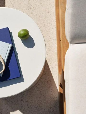 Sonnenterrasse mit Beistelltisch, Limetten und Büchern