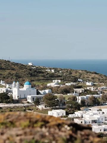 Panoramablick auf weißen Dorf und blaue Kuppelkirche am Meer