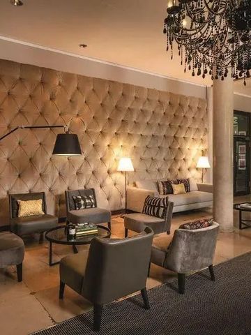 Gemütliche Lobby mit Sitzecke und Kronleuchter