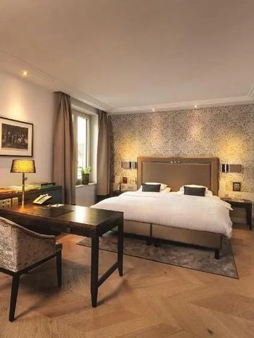 Luxuriöses Zimmer mit Doppelbett und Holzfußboden