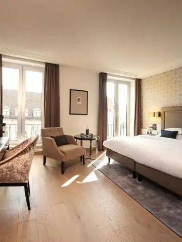 Geräumiges Zimmer mit Doppelbett, Sitzbereich und Schreibtisch