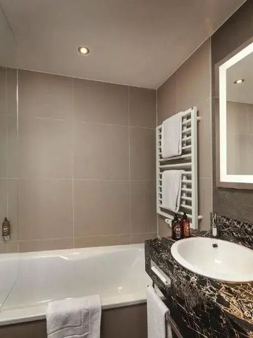Luxuriöses Badezimmer mit Badewanne und modernem Design