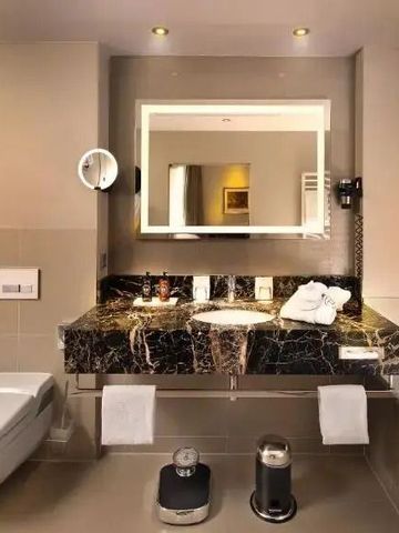 Geräumiges Bad mit Doppelwaschbecken und luxuriösen Details