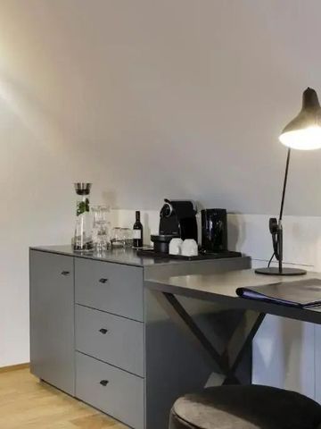 Ecke eines Zimmers mit Schreibtisch und Beleuchtung