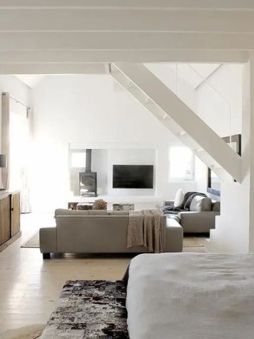 Helles Wohnzimmer mit Sofas und Fernseher