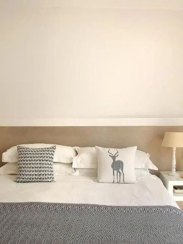 Doppelbett mit dekorativen Kissen und Nachttischen