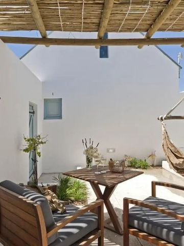 Privater Innenhof mit Sitzmöbeln und Hängesessel