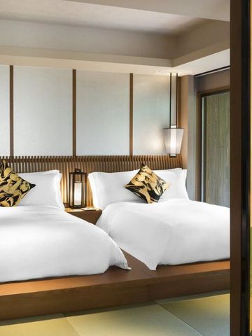 Elegantes Doppelzimmer mit modernen japanischen Designelementen