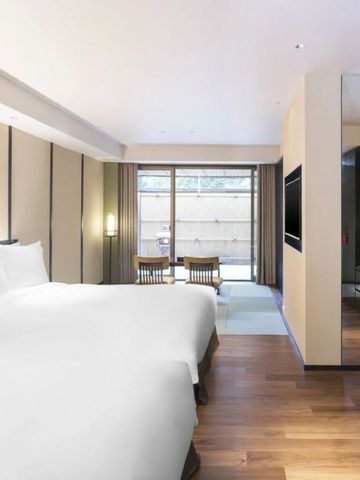 Modernes Hotelzimmer mit Balkon und Glaswänden