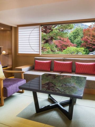 Komfortabler Wohnbereich mit Ausblick auf japanischen Garten