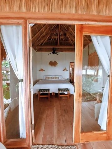 Blick von der Terrasse auf rustikales Schlafzimmer