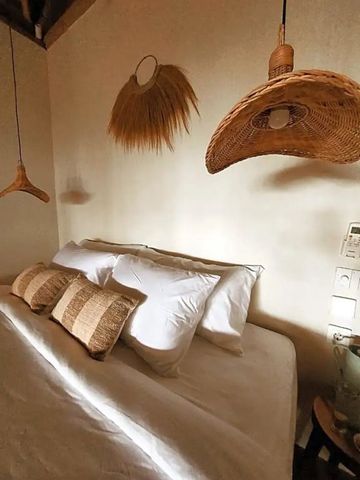 Detailansicht eines Bettes mit Naturmaterialien