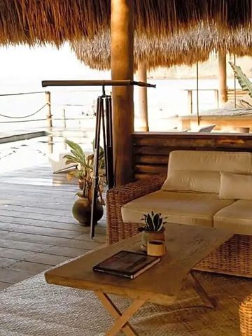 Gemütliche überdachte Lounge mit komfortablen Sitzgelegenheiten und Meeresblick.