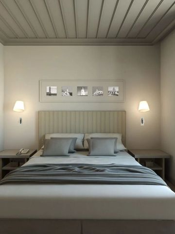 Elegantes Schlafzimmer mit stilvoller Beleuchtung