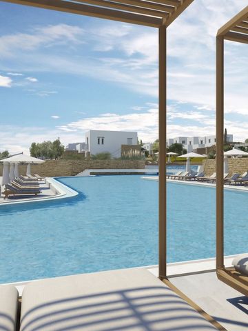 Poollandschaft mit modernen Liegen und sonnigem Himmel