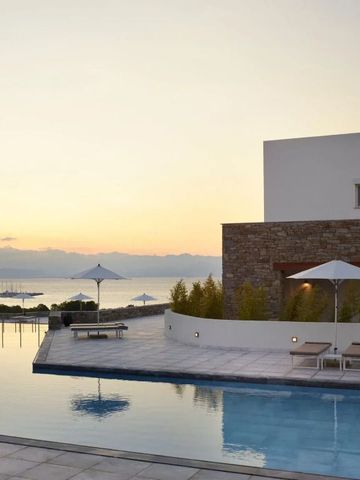 Infinity-Pool mit Meerblick bei Sonnenuntergang