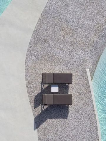 Luftaufnahme einer modernen Poolanlage mit Liegen