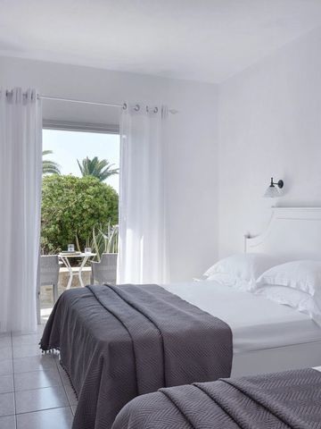 Helles Schlafzimmer mit minimalistischem Design und Zugang zu einem Balkon