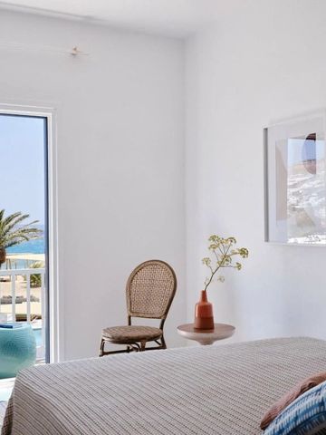 Helles Zimmer mit Blick auf den Balkon und das Meer im Myconian Sunrise Relais