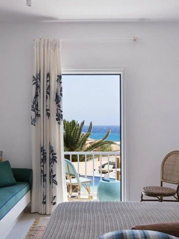 Komfortables Zimmer mit Meerblick und stilvollem Sitzbereich