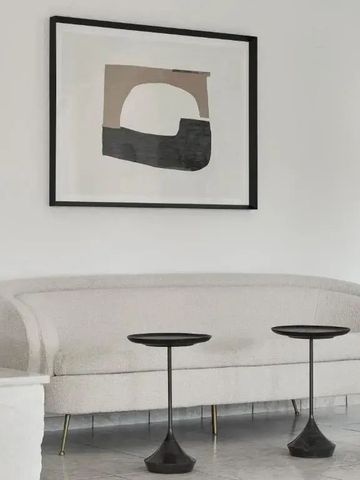 Eleganter Lounge-Bereich mit Sofa und Kunstwerk an der Wand