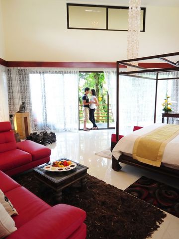 Luxuriöses Zimmer mit Balkonblick und roten Sofas