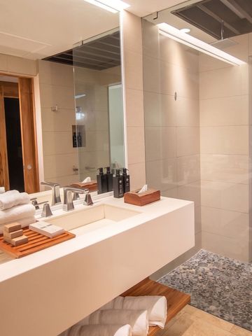 Modernes Badezimmer mit eleganter Einrichtung und Zugang zum Schlafzimmer