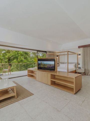 Geräumiges Zimmer mit Himmelbett und Aussicht auf die Terrasse
