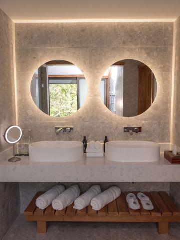 Doppelwaschtisch mit runden Spiegeln im eleganten Badezimmer