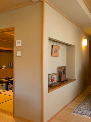 Traditionelles japanisches Zimmer mit Tatamimatten und moderner Einrichtung