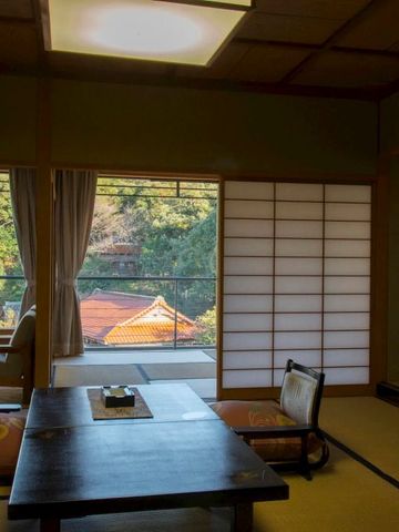 Traditionelles japanisches Zimmer mit Shoji-Türen und Balkon