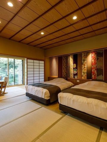 Traditionelles japanisches Zimmer mit Tatamimatten und Blick ins Grüne