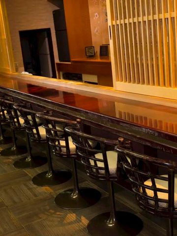 Elegante Bar mit hohen Stühlen und traditionellem japanischem Design