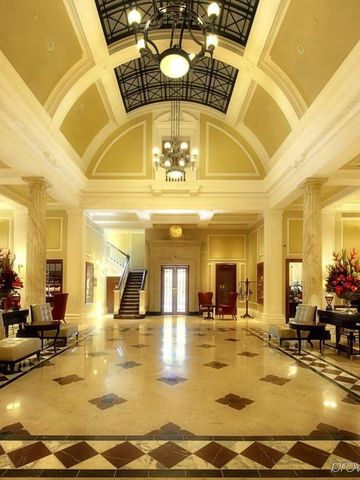 Prächtige Lobby des Taj Cape Town mit erhabener Decke und luxuriösem Marmor