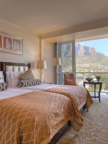Elegantes Hotelzimmer mit Blick auf den Tafelberg