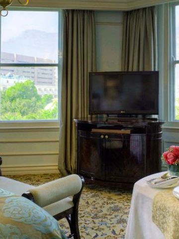Komfortables Zimmer mit Blick auf die Stadt und Frühstückstisch