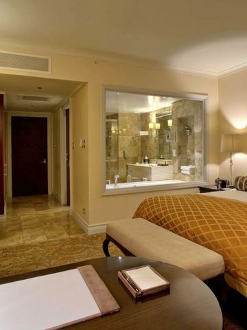 Raffiniertes Schlafzimmer mit integriertem Badezimmer im Taj Cape Town