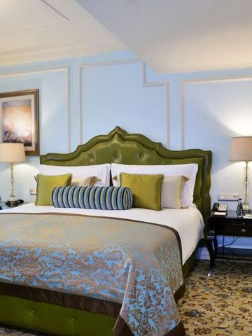 Geräumiges Schlafzimmer mit grüner Polsterung und eleganten Dekoren