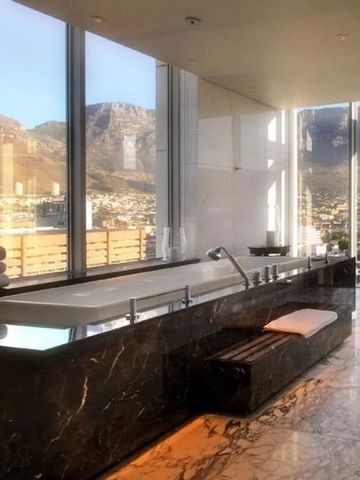Moderne Badewanne mit Panoramablick auf Berge und Stadt